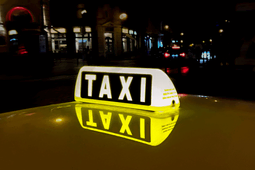 taxi divi šoferi piedāvājums